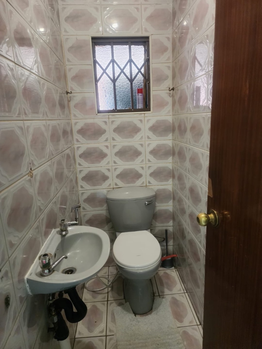 6 Bedroom Property for Sale in Manzil Park North West